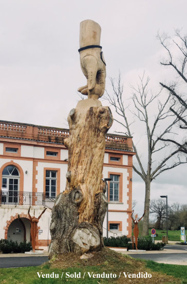 sculpture a la tronçonneuse hauteur 6mètre cèdre du liban